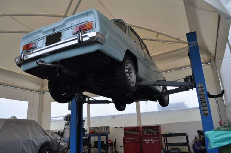 auto d'epoca su ponte per controllo e perizia